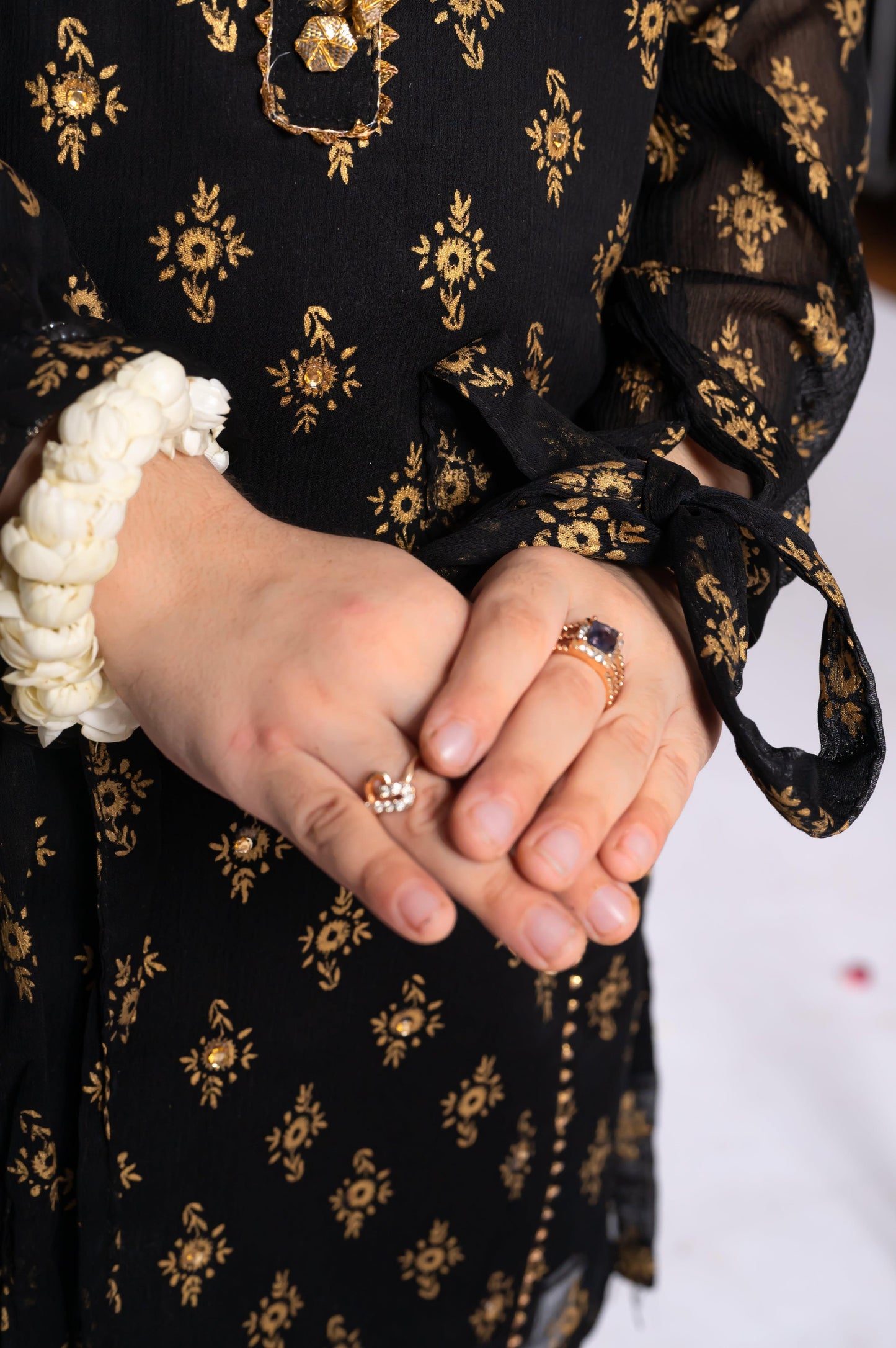 CARNATION BLACK